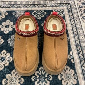 Like new woman UGG® Women's Tazz Platform Slippers size 7